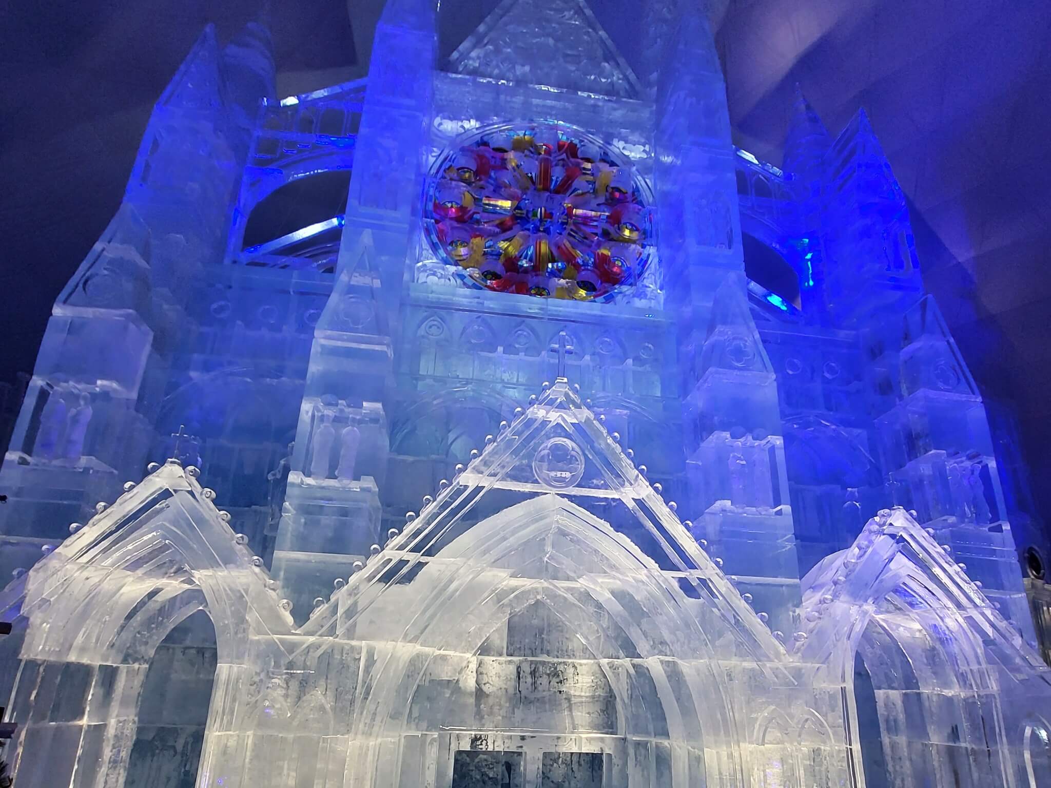 Ľadový dóm so sochami z ľadu na Hrebienku vo Vysokých Tatrách