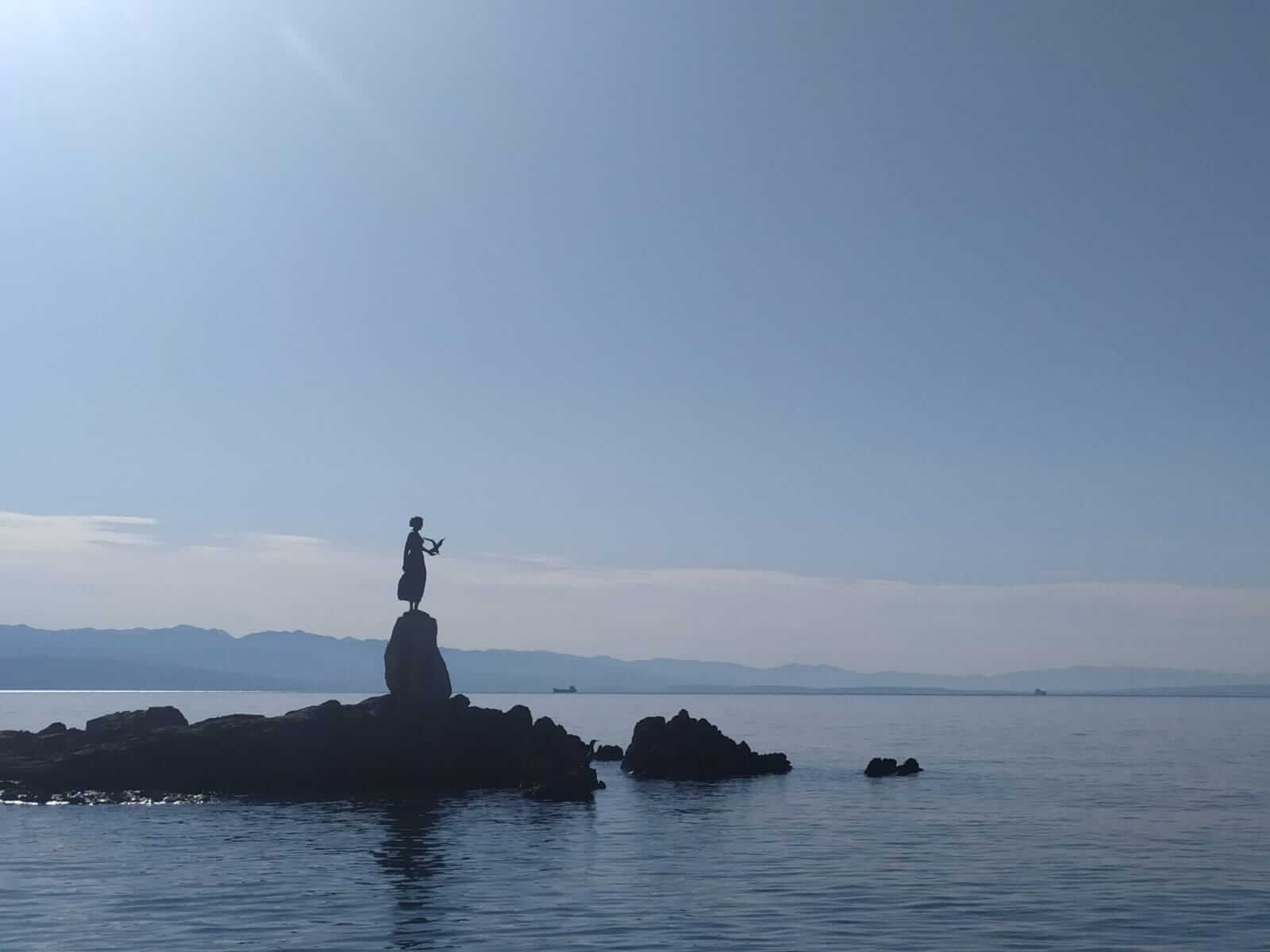 Opatija, dievča s čajkou